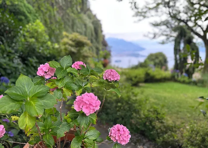 Private Luxury & Silence Retreat With Spectacular View Over The Maggiore Alojamento de Acomodação e Pequeno-almoço Stresa